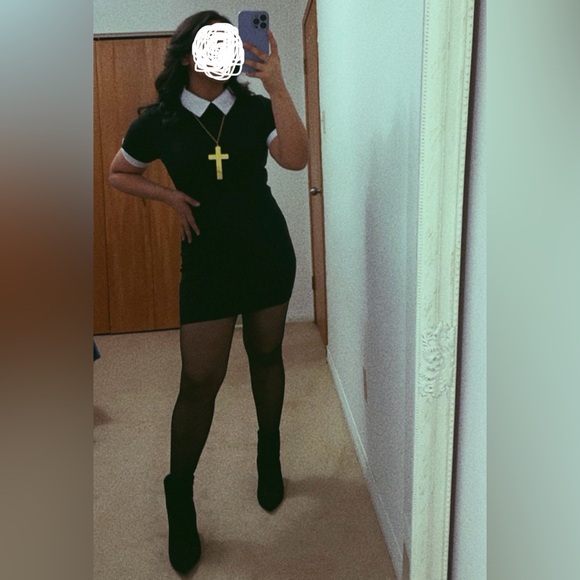 Stylish black mini dress with elegant white collars. - Picture 2 of 2